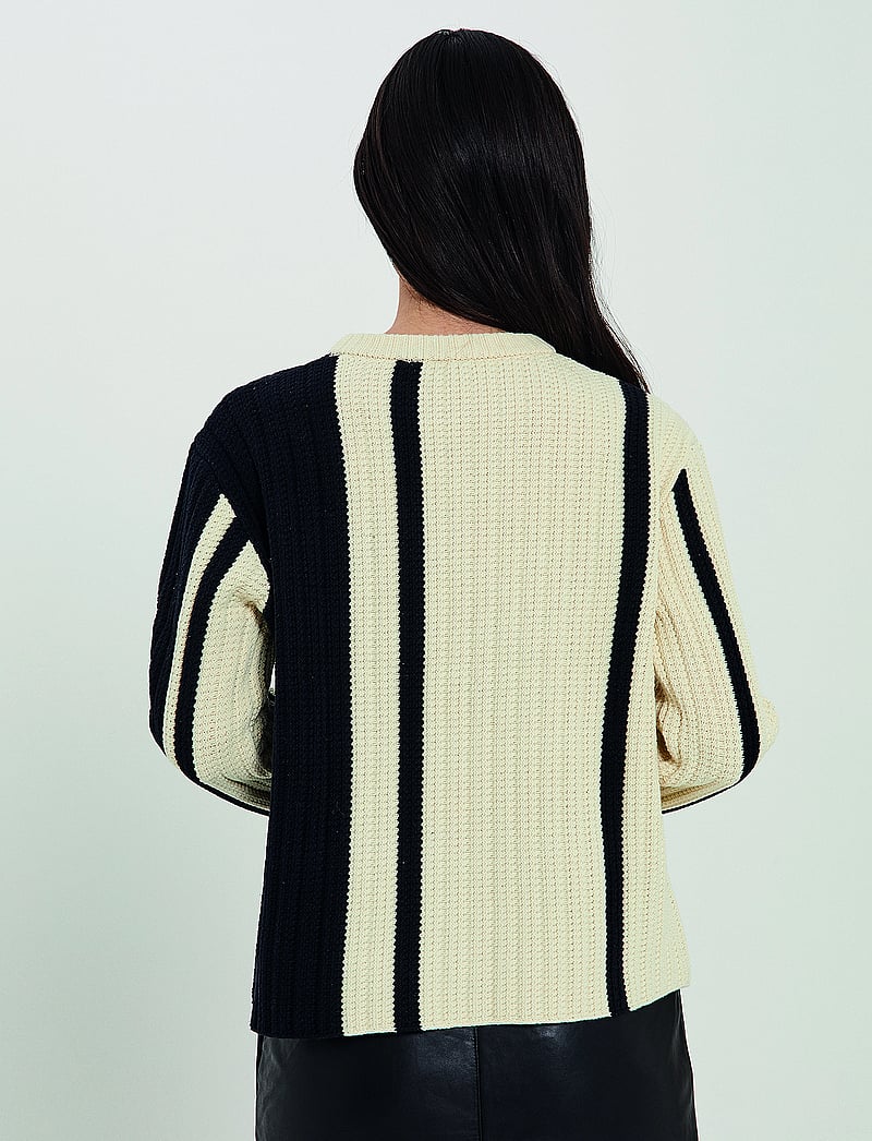 NORR - Stilla blocking knit top - sviitrid - off-white w. black detail - 3