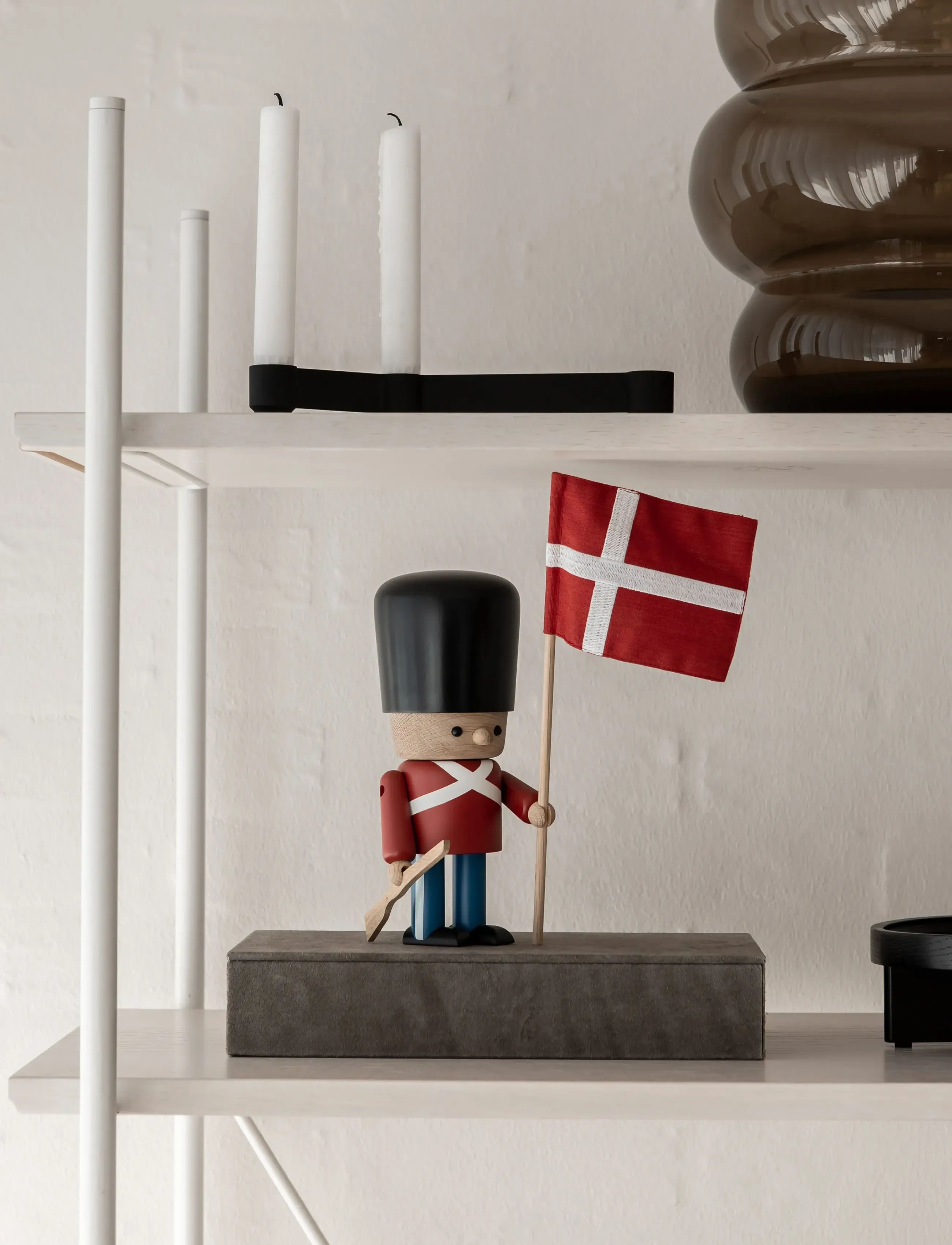 Novoform - XL DANISH ROYAL GUARD - ceremonial uniform - skulpturer & figurer - red - 3