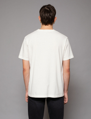 Nudie Jeans - Uno Everyday Tee Black - kortærmede t-shirts - chalk white - 2