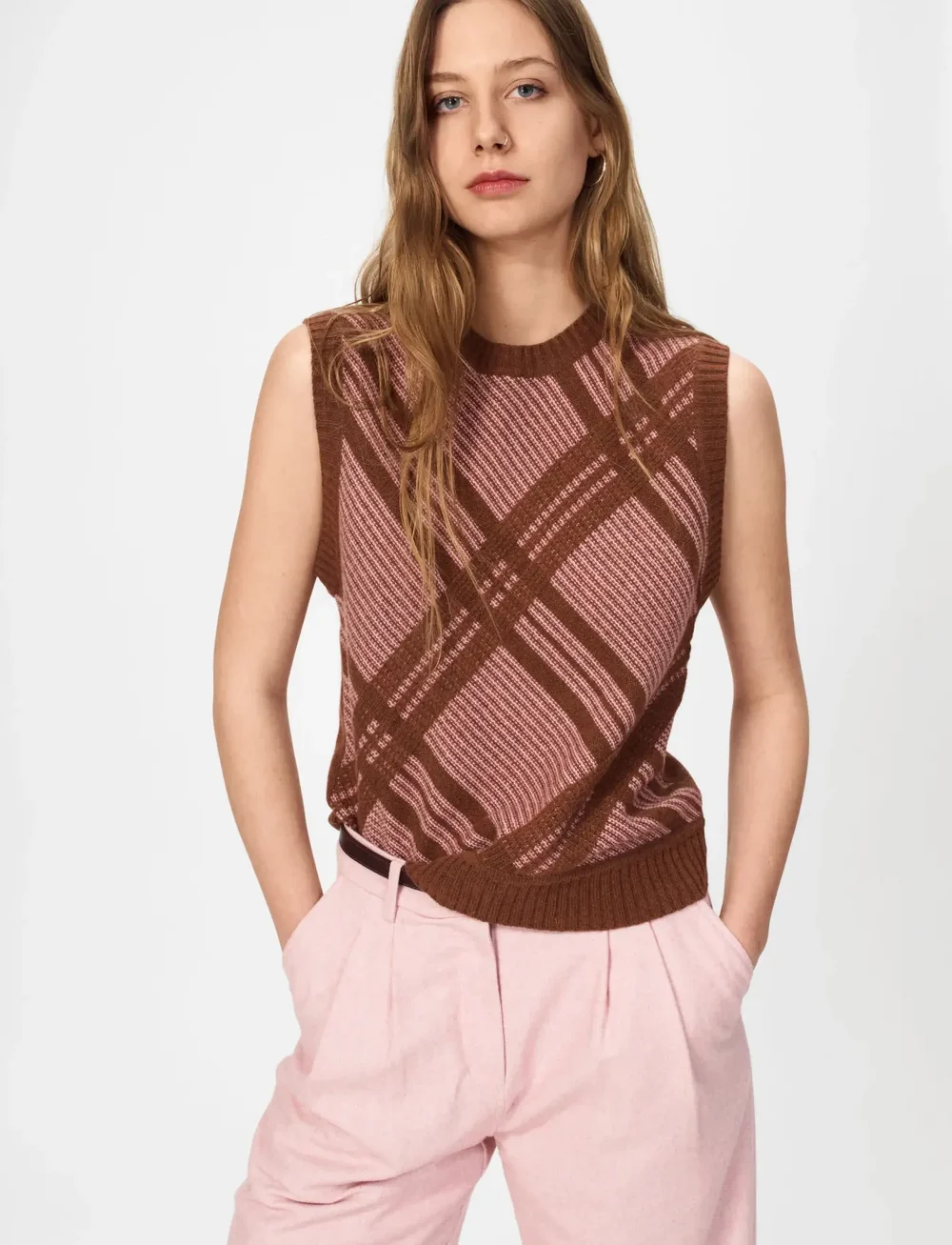 nué notes - Malik Vest - stickade västar - 914 chestnut pink check - 2