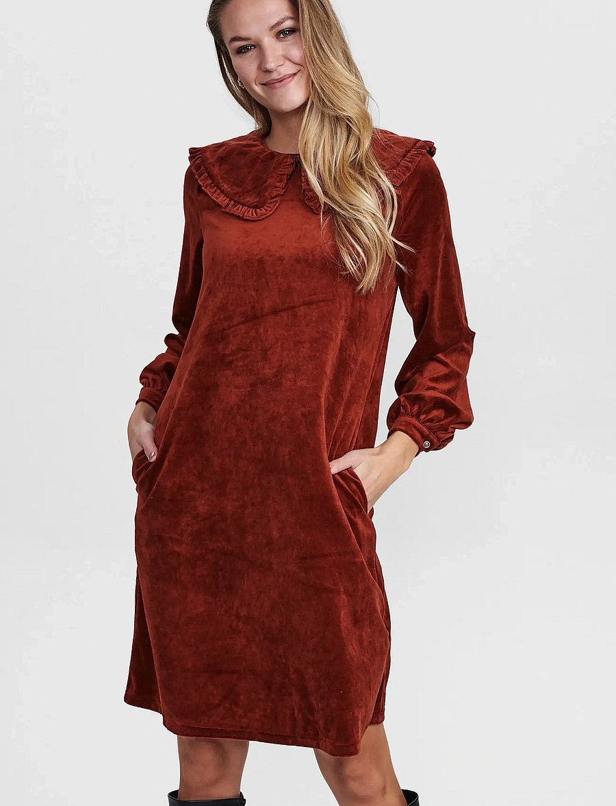 Nümph - NUBELENDA DRESS - kurze kleider - barn red - 0