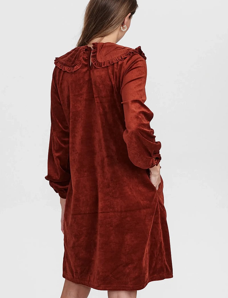 Nümph - NUBELENDA DRESS - robes courtes - barn red - 3