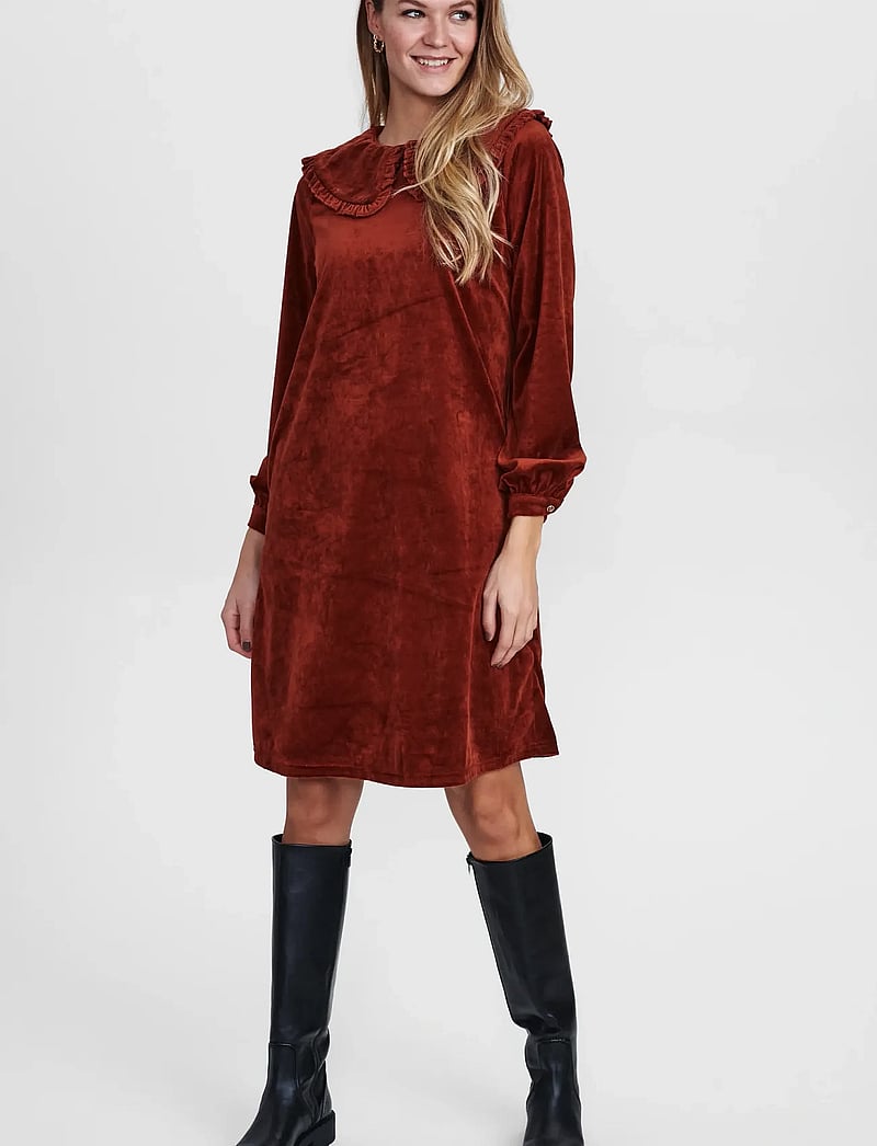 Nümph - NUBELENDA DRESS - robes courtes - barn red - 4
