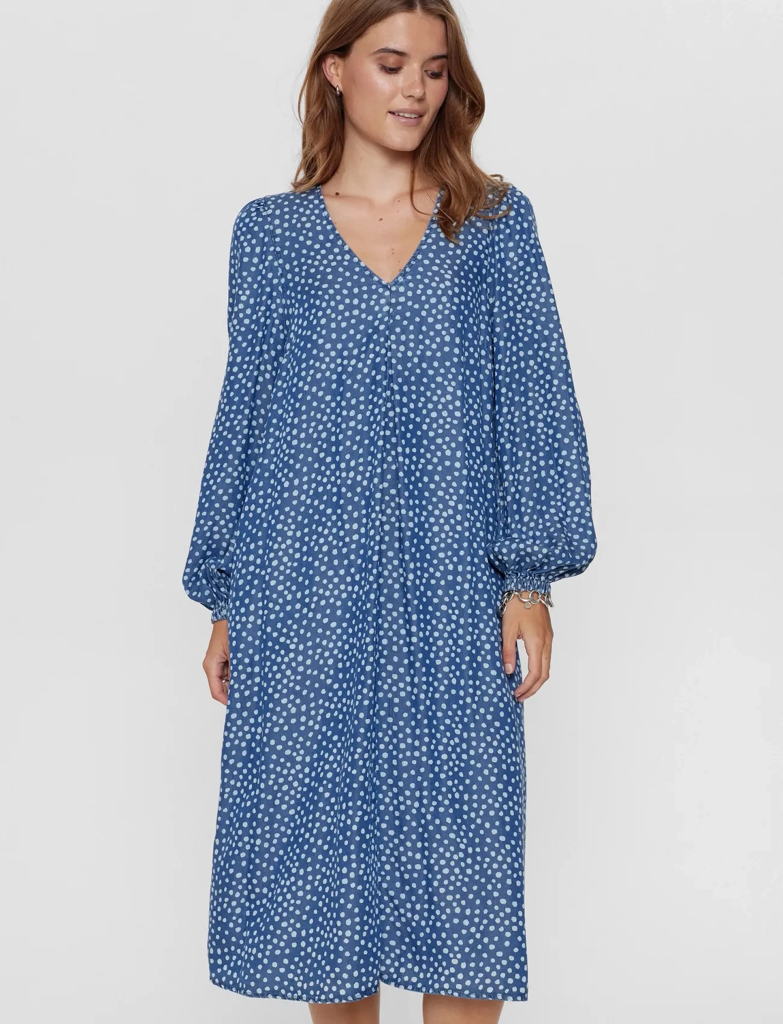 Nümph - NUVILNA DRESS - midi-kleider - medium blue denim - 4