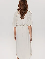 Nümph - NUSUSSI DRESS - marškinių tipo suknelės - sesame melange - 3