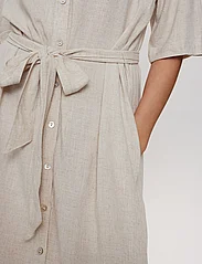 Nümph - NUSUSSI DRESS - marškinių tipo suknelės - sesame melange - 6