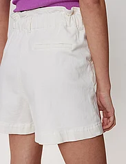Nümph - NULULU SHORTS - casual shorts - bright white - 6
