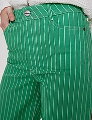 Nümph - NUPARIS CROPPED - GREEN STRIPE - jeans met wijde pijpen - green spruce - 6