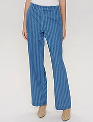 Nümph - NUENITTA PANTS - bukser med brede ben - medium blue denim - 2