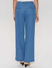 Nümph - NUENITTA PANTS - bukser med brede ben - medium blue denim - 3