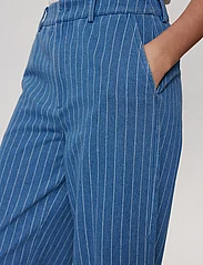 Nümph - NUENITTA PANTS - bikses ar platām starām - medium blue denim - 6