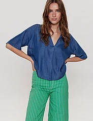 Nümph - NUANDREA SHIRT - short-sleeved blouses - medium blue denim - 2