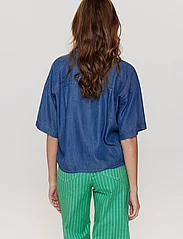 Nümph - NUANDREA SHIRT - short-sleeved blouses - medium blue denim - 3