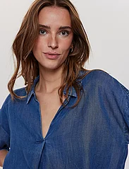 Nümph - NUANDREA SHIRT - short-sleeved blouses - medium blue denim - 6
