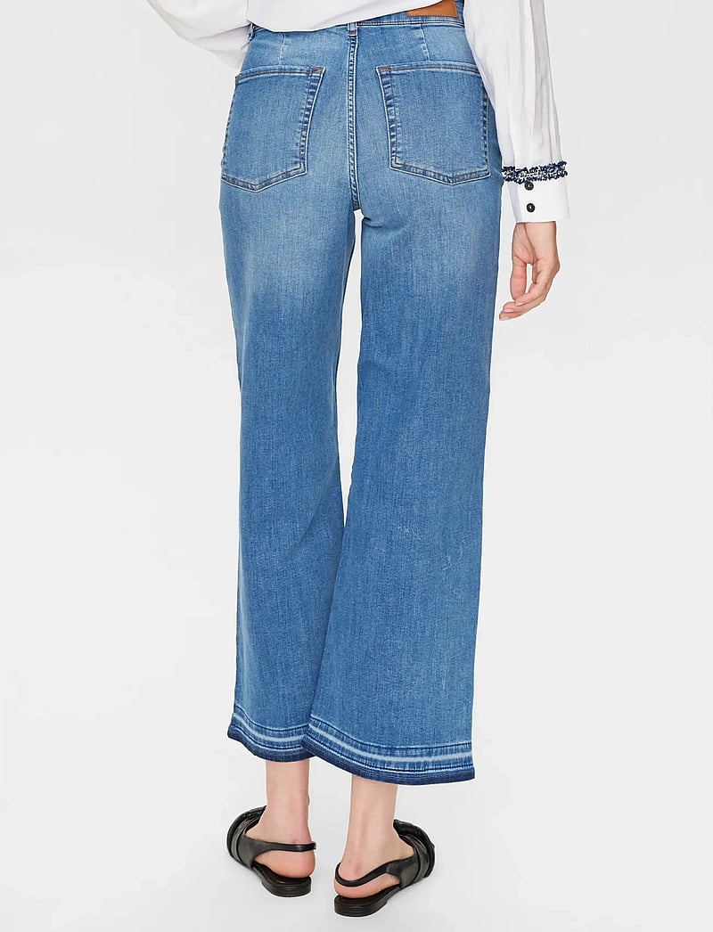 Nümph - NUPARIS JEANS TREND CROP- MID BLUE - flared jeans - medium blue denim - 3