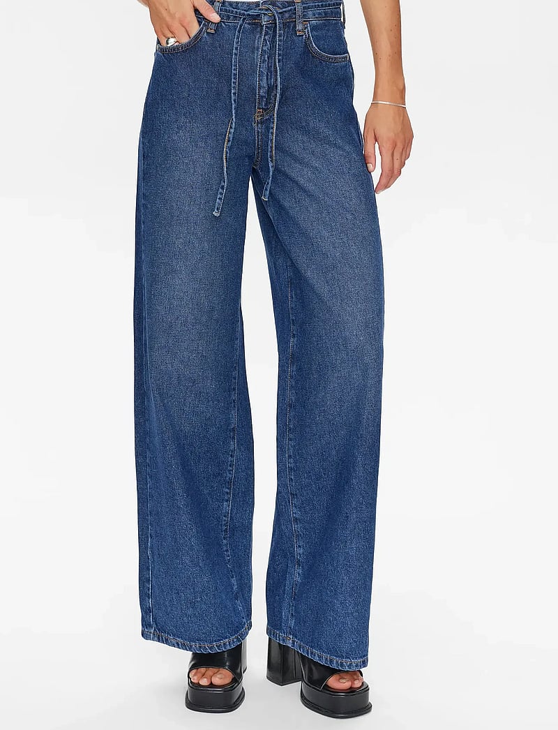 Nümph - NUBROOKLYN JEANS - DARK BLUE - brede jeans - dark blue denim - 2