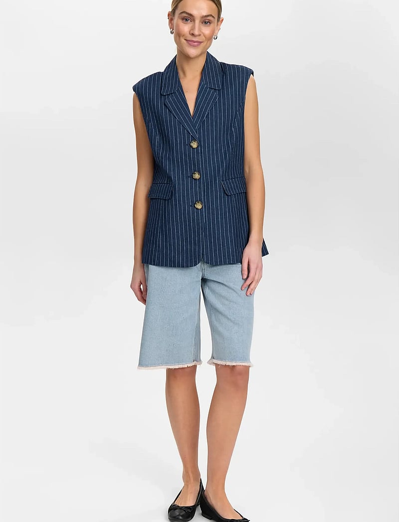 Nümph - NUVIBEKE VEST - teksavestid - medium blue denim - 4