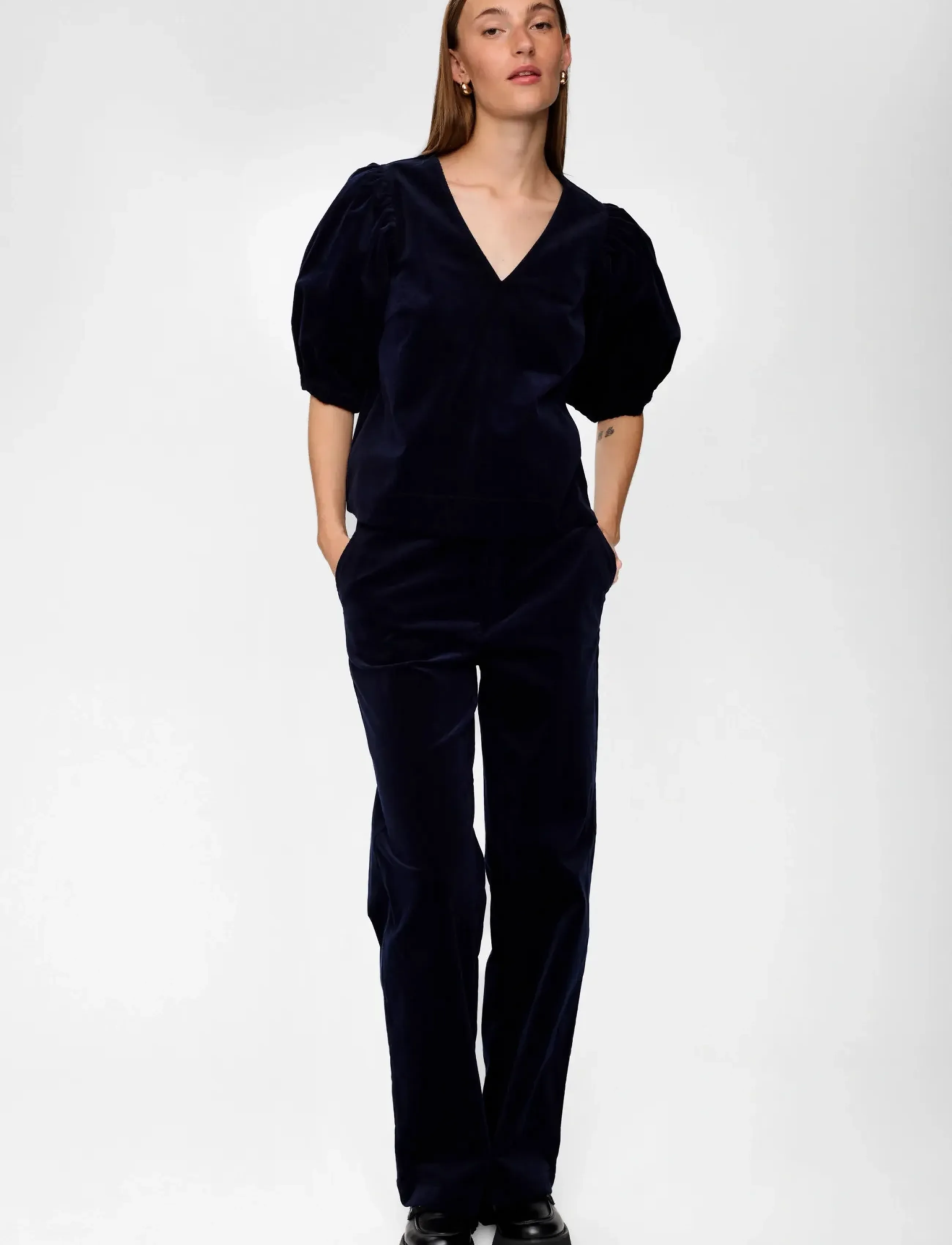 Nümph - NUJOANNA BLOUSE - kurzämlige blusen - dark sapphire - 4