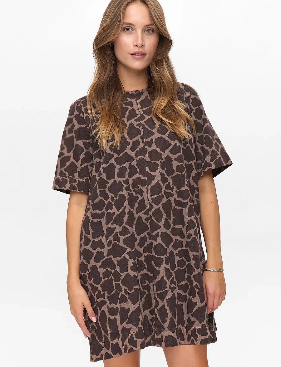 Nümph - NUHARU DRESS - t-shirtklänningar - black coffee - 0