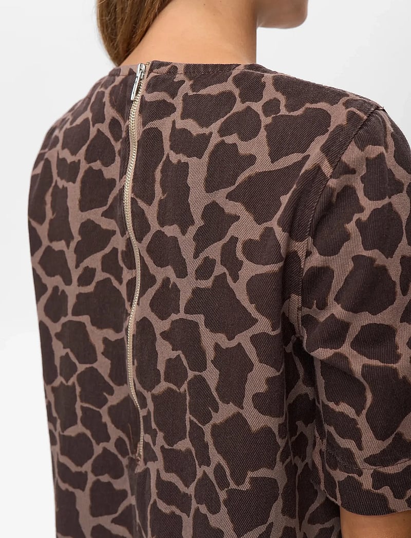 Nümph - NUHARU DRESS - t-shirt-kleider - black coffee - 5