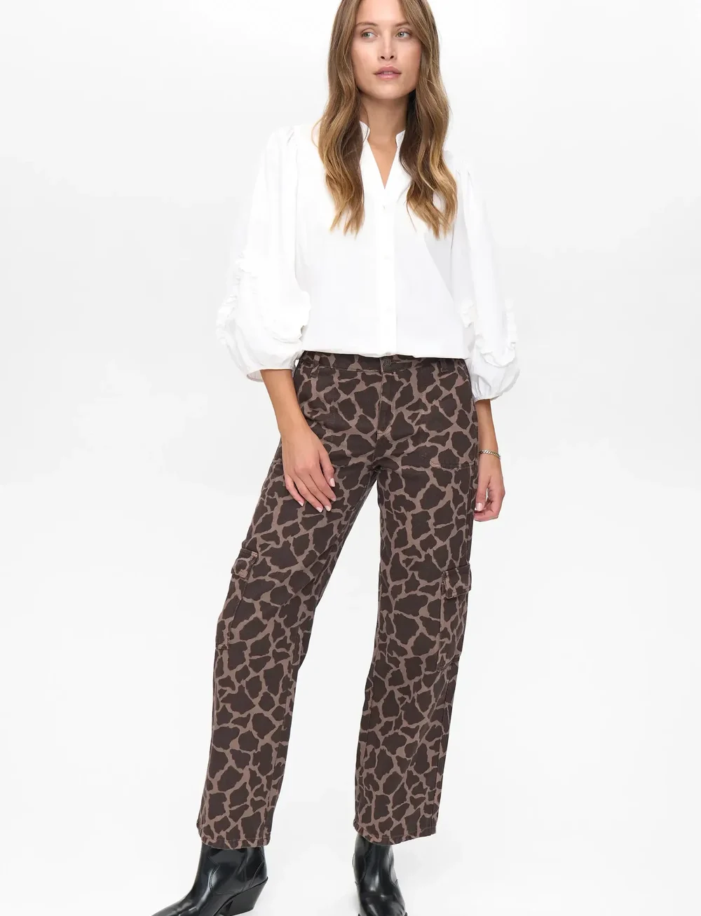 Nümph - NUHARU PANTS - cargo pants - black coffee - 4