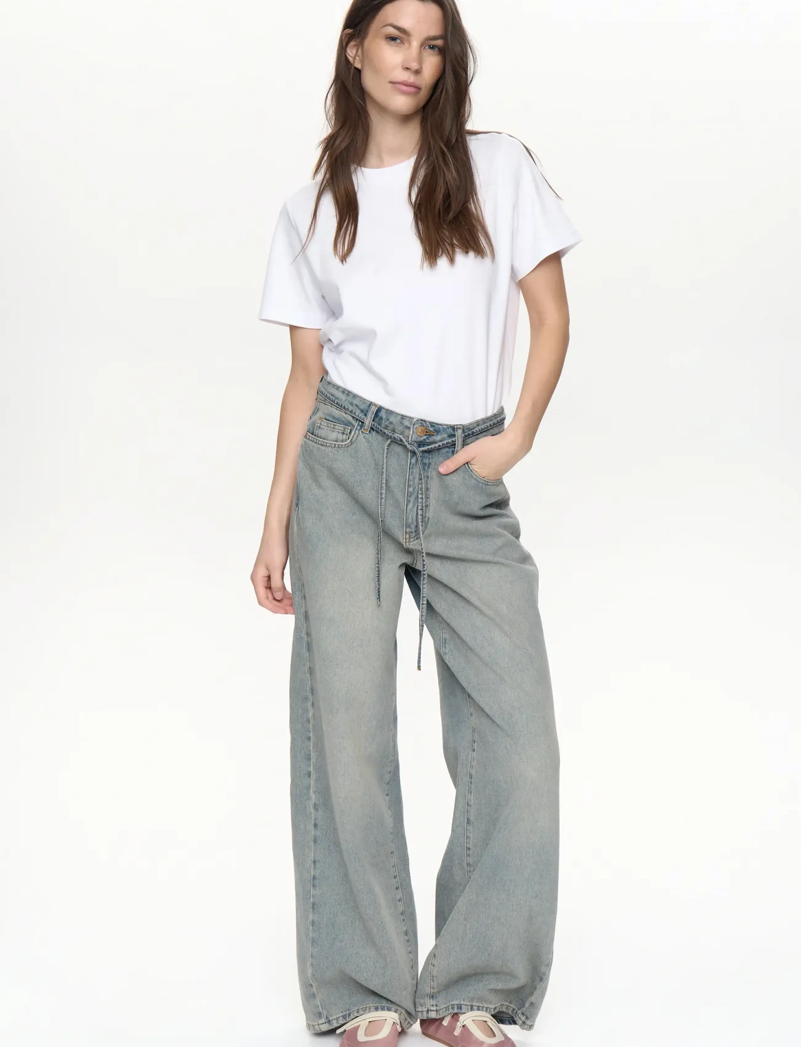 Nümph - NUBROOKLYN - HR WIDE TINTED JEANS - hosen mit weitem bein - light tinted blue denim - 5