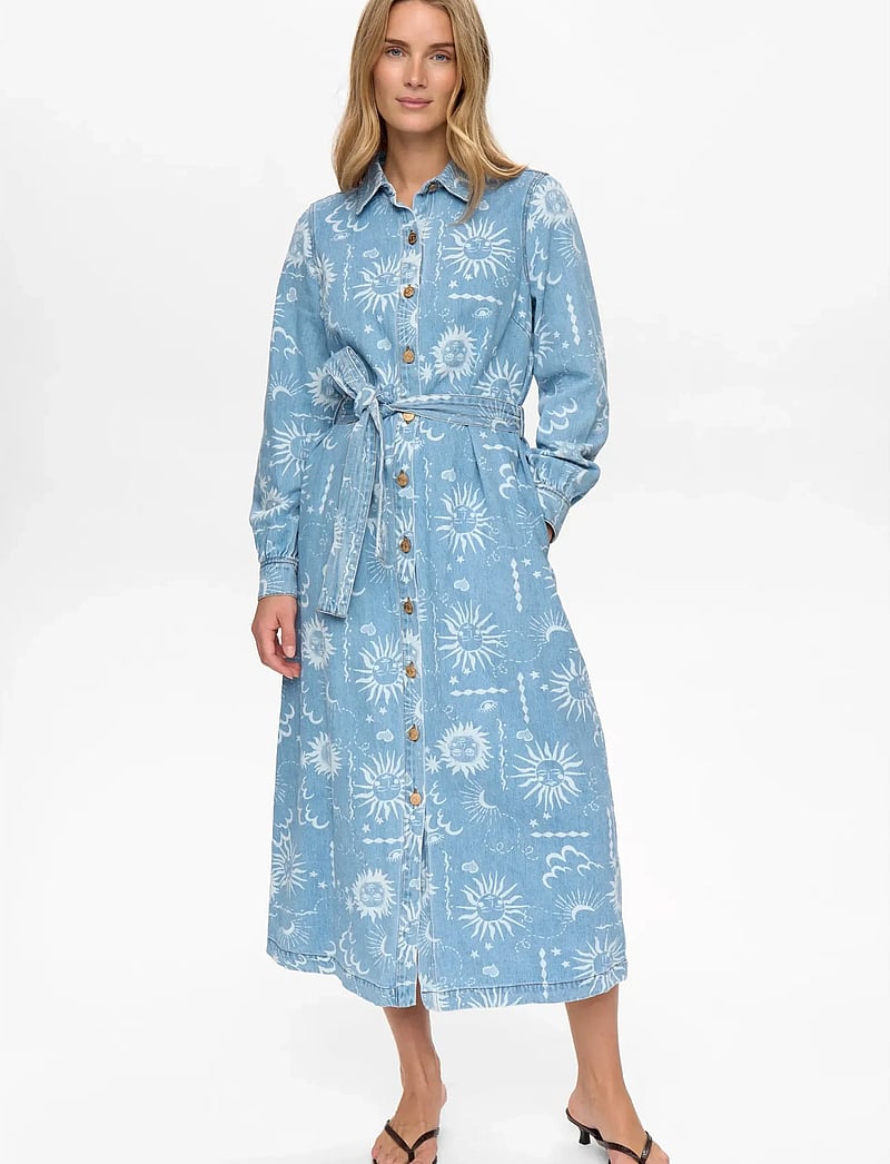 Nümph - NUGISELLY DRESS - skjortklänningar - light blue denim - 0