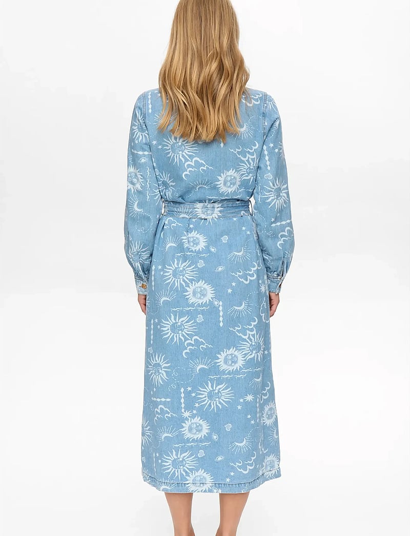 Nümph - NUGISELLY DRESS - skjortklänningar - light blue denim - 3