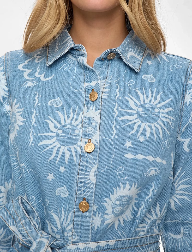 Nümph - NUGISELLY DRESS - skjortklänningar - light blue denim - 4