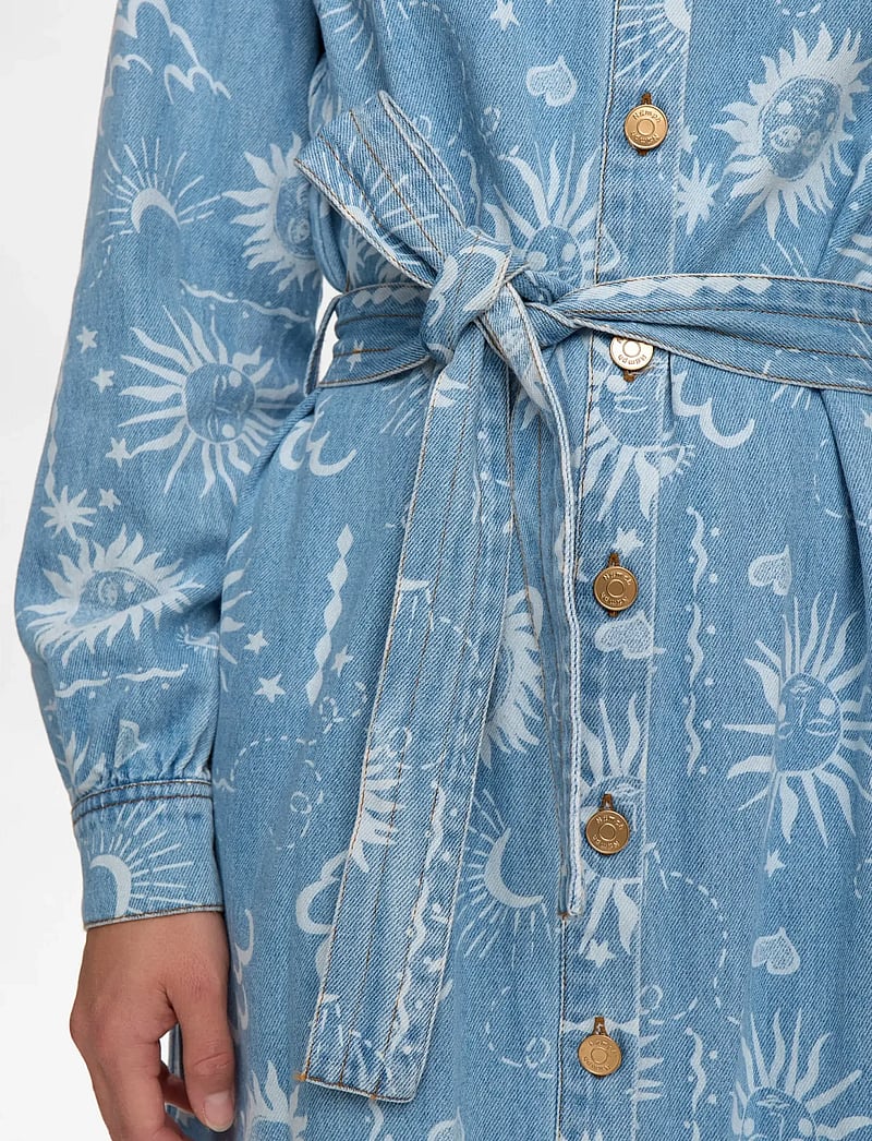 Nümph - NUGISELLY DRESS - skjortklänningar - light blue denim - 5