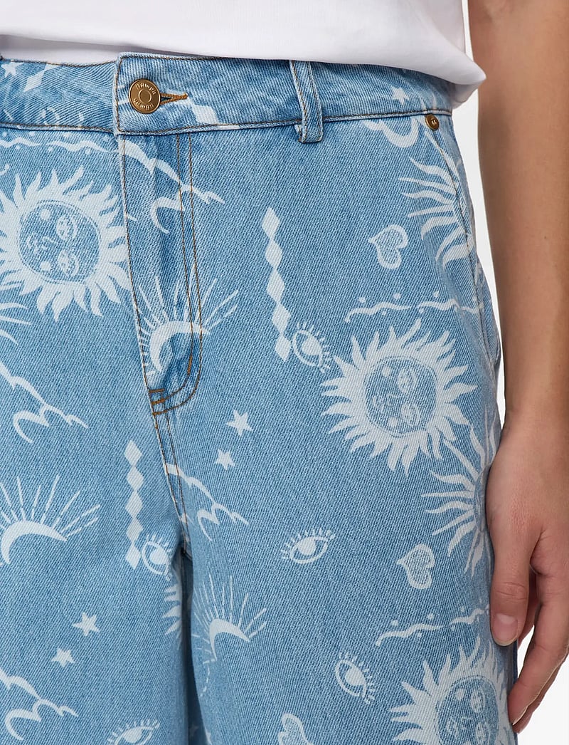 Nümph - NUGISELLY HR WIDE JEANS - laia säärega teksad - light blue denim - 4