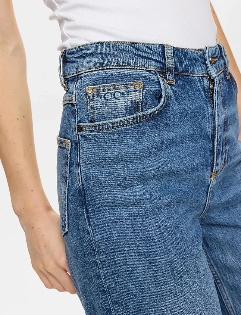 Nümph - NUPISA HR WIDE JEANS S3013 - schlaghosen - medium blue denim - 4