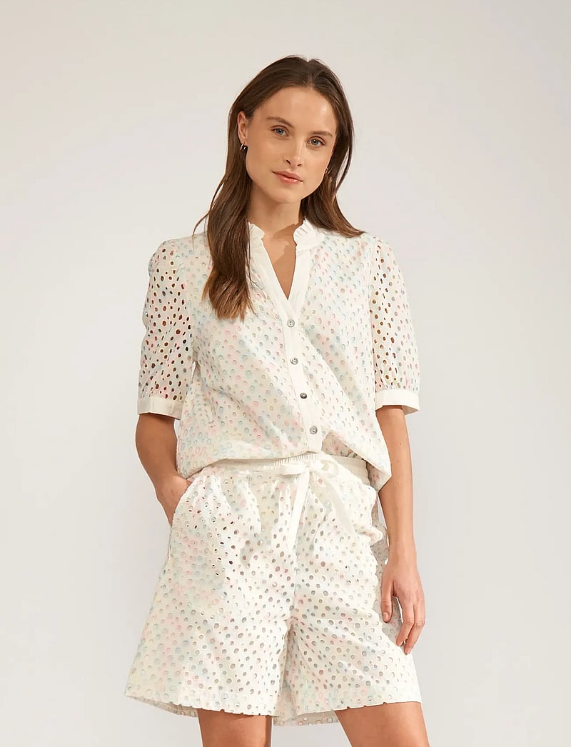 Nümph - NUMARISA SS SHIRT - kortærmede skjorter - bright white - 0