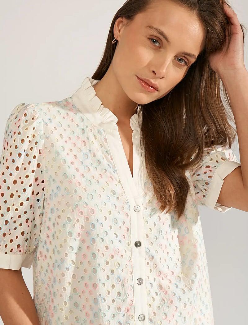 Nümph - NUMARISA SS SHIRT - kortærmede skjorter - bright white - 4
