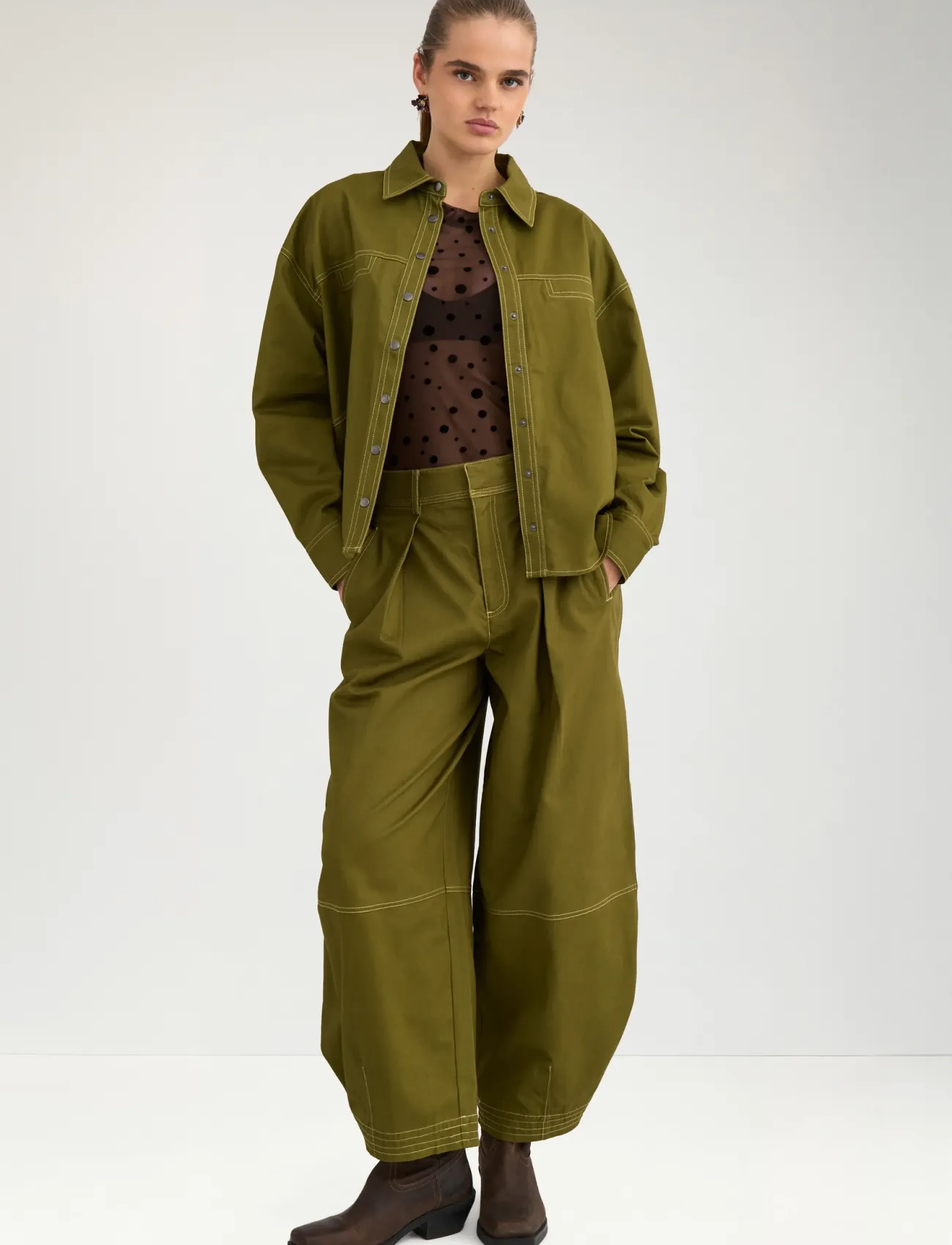Nümph NUKATTI BARREL PANTS - Hosen mit geradem Bein - FIR GREEN / khaki/green