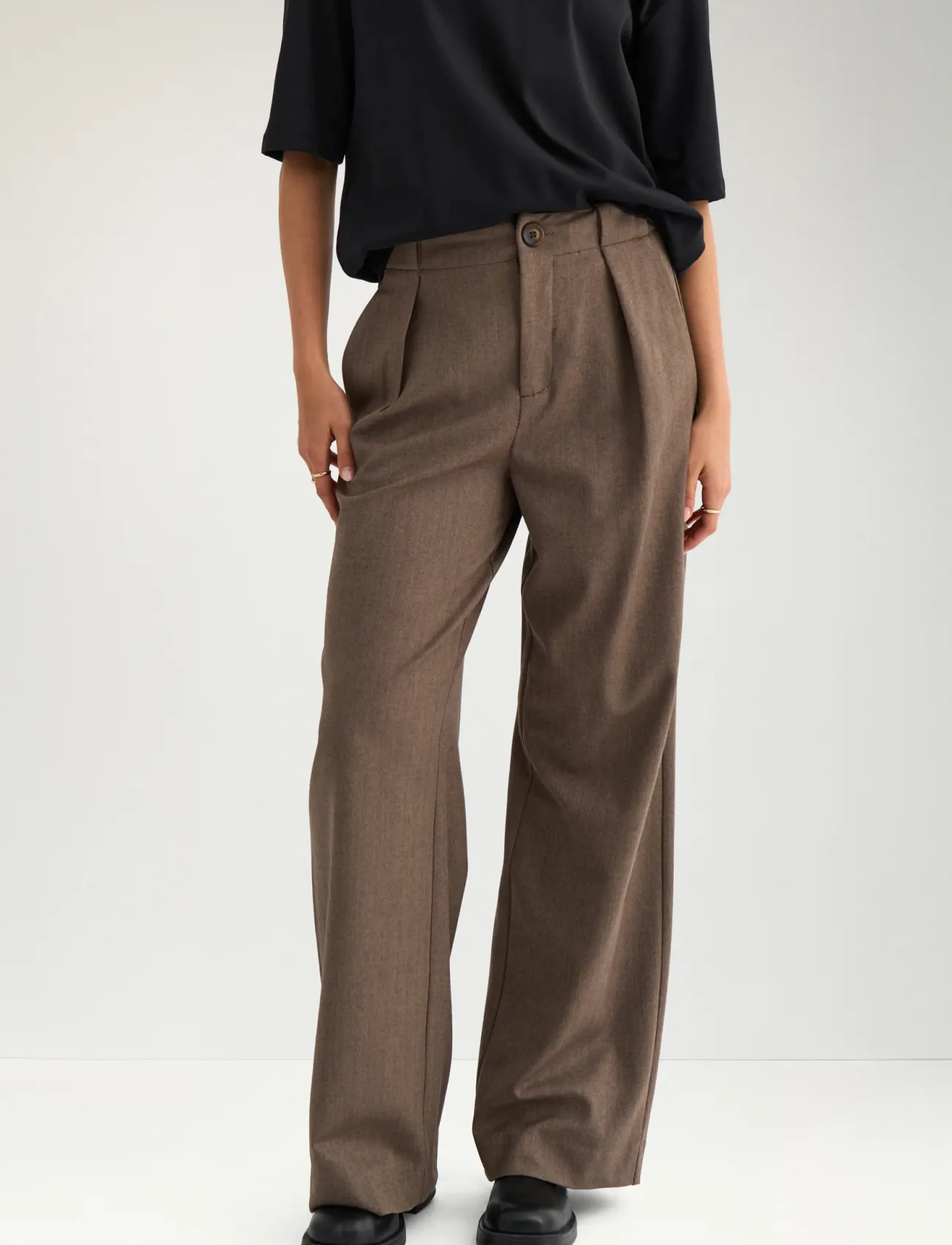 Nümph - NULIPPA STRAIGHT PANTS - hose mit geradem bein - chocolate plum - 3