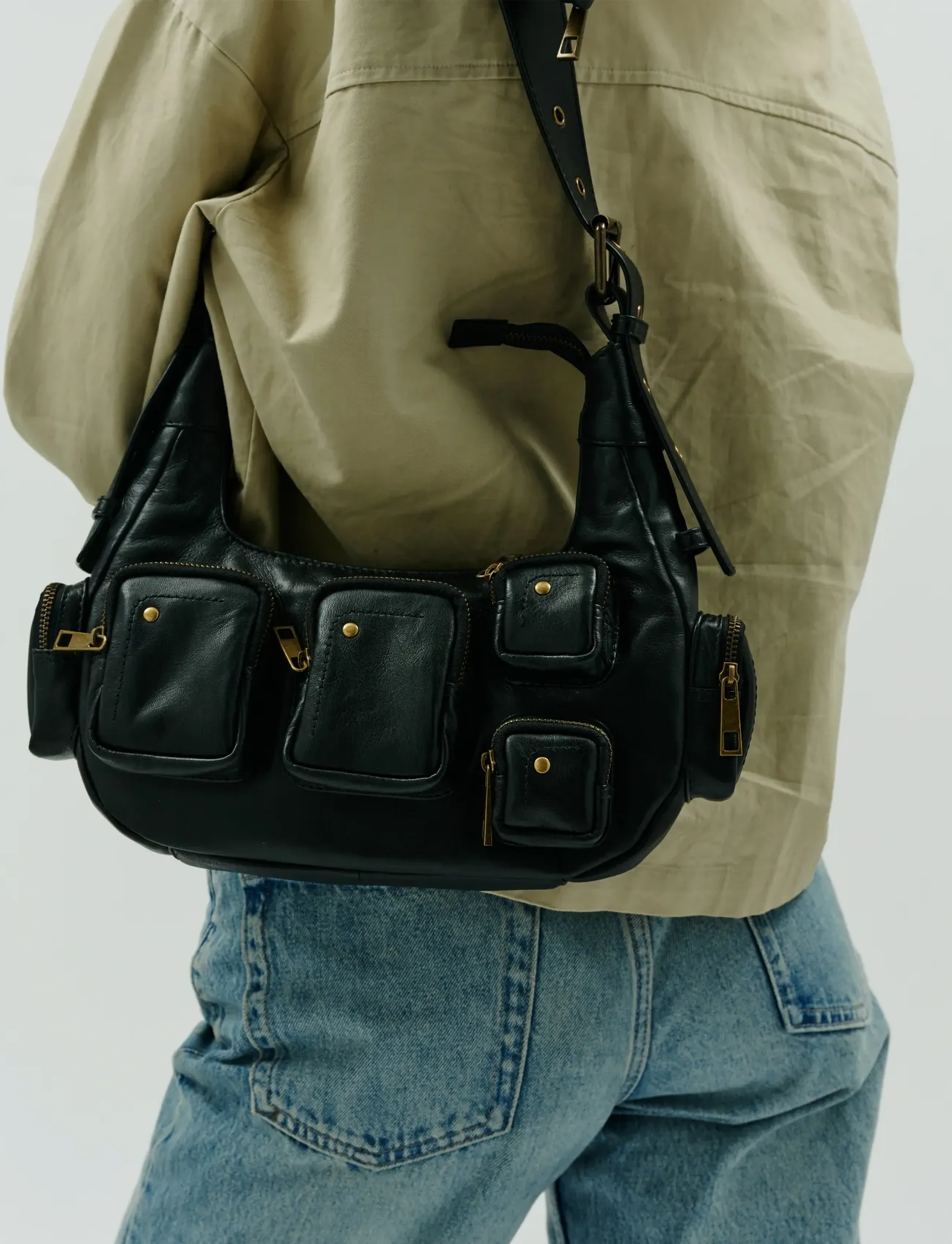 Nunoo Sally Small Pocket Sheep Black W. Gold, One Size, Black, Tasker > Små Skuldertasker-Crossbody-Tasker, Dame