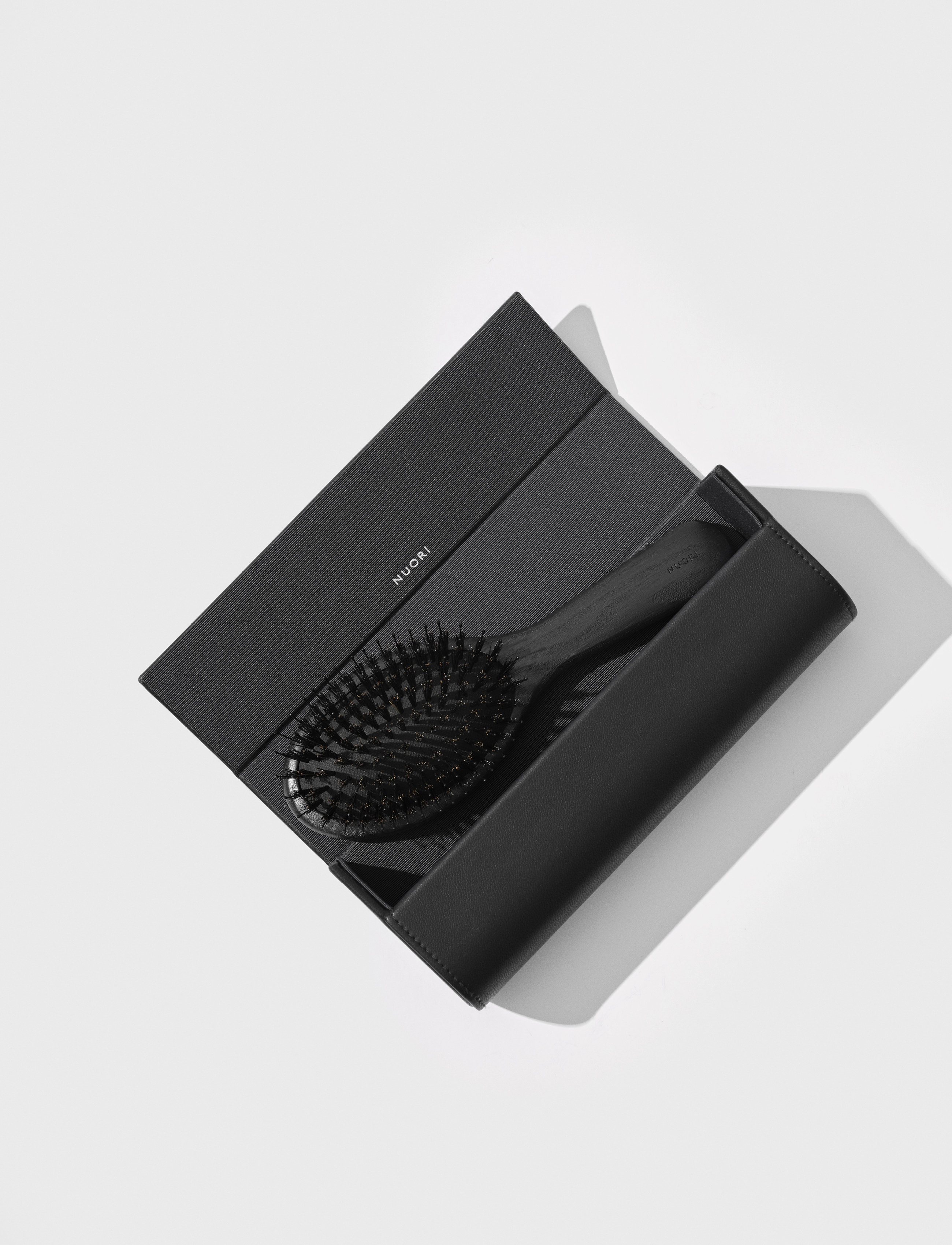 Nuori Revitalizing Hair Brush, Small - Black, One Size, Black, Hårbørster & Kamme > Paddelbørste, Dame