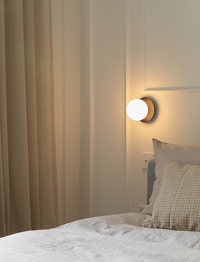 Nuura - Liila 1 Small - wandleuchten - black / opal - 0