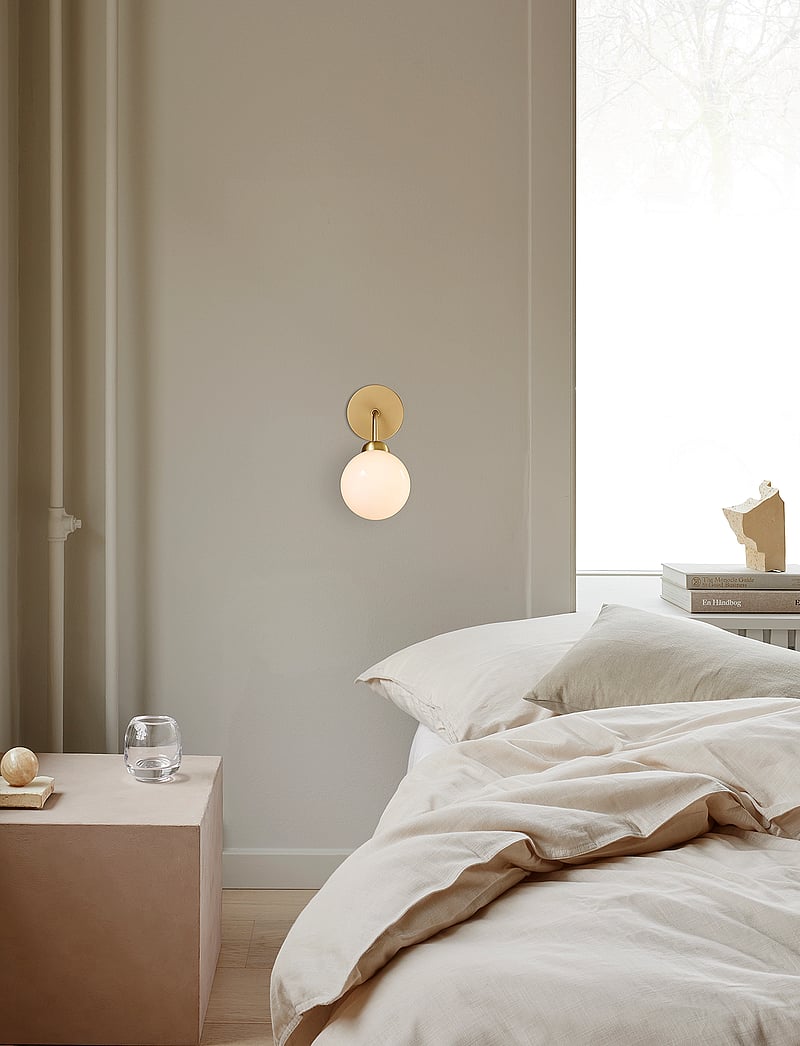 Nuura - Apiales Wall - wandleuchten - brushed brass / opal - 1