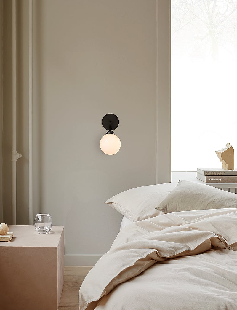 Nuura - Apiales Wall - wandleuchten - satin black / opal - 0