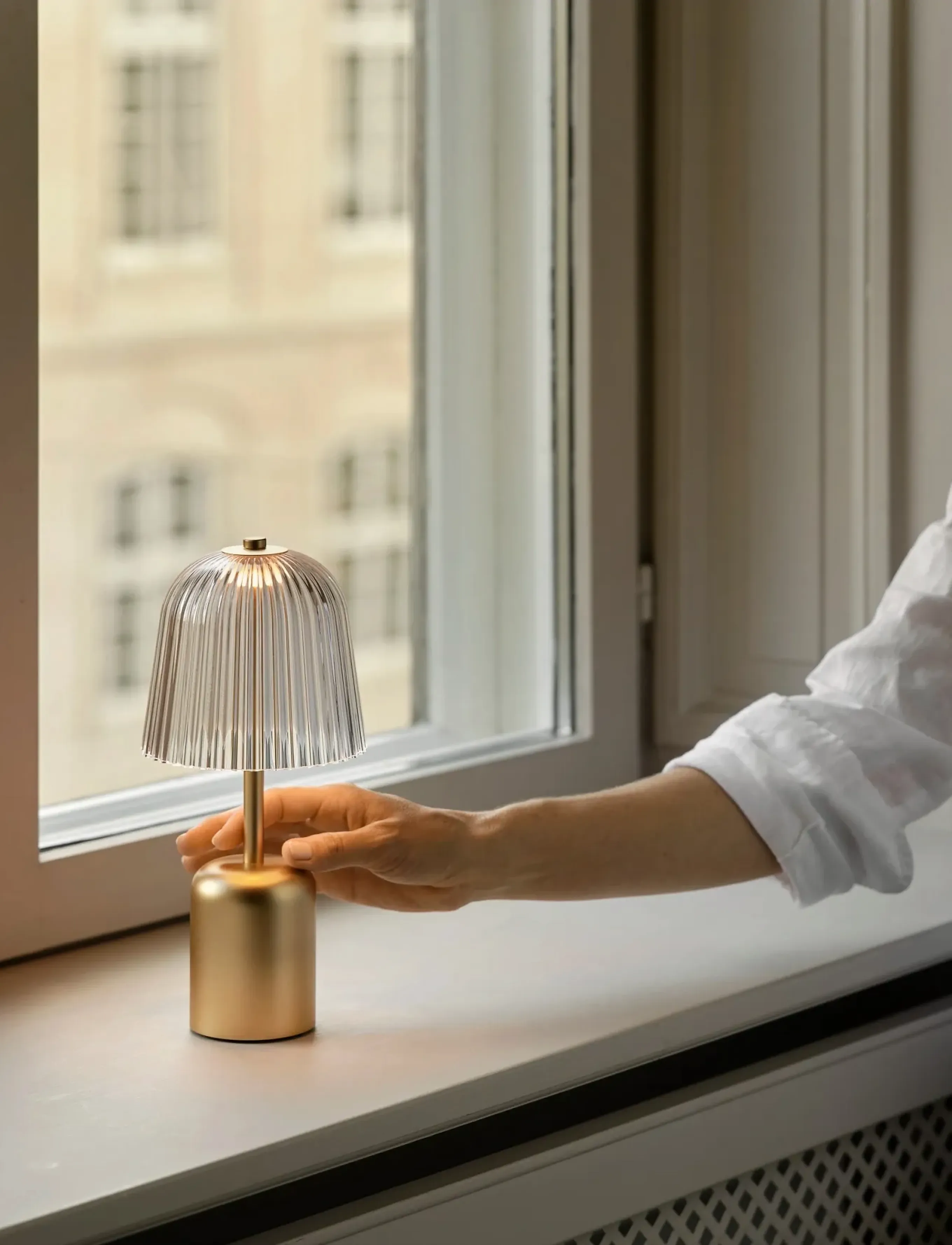 Nuura - Asteea Table Portable - nešiojami Šviestuvai - satin brass/ripple glass - 2