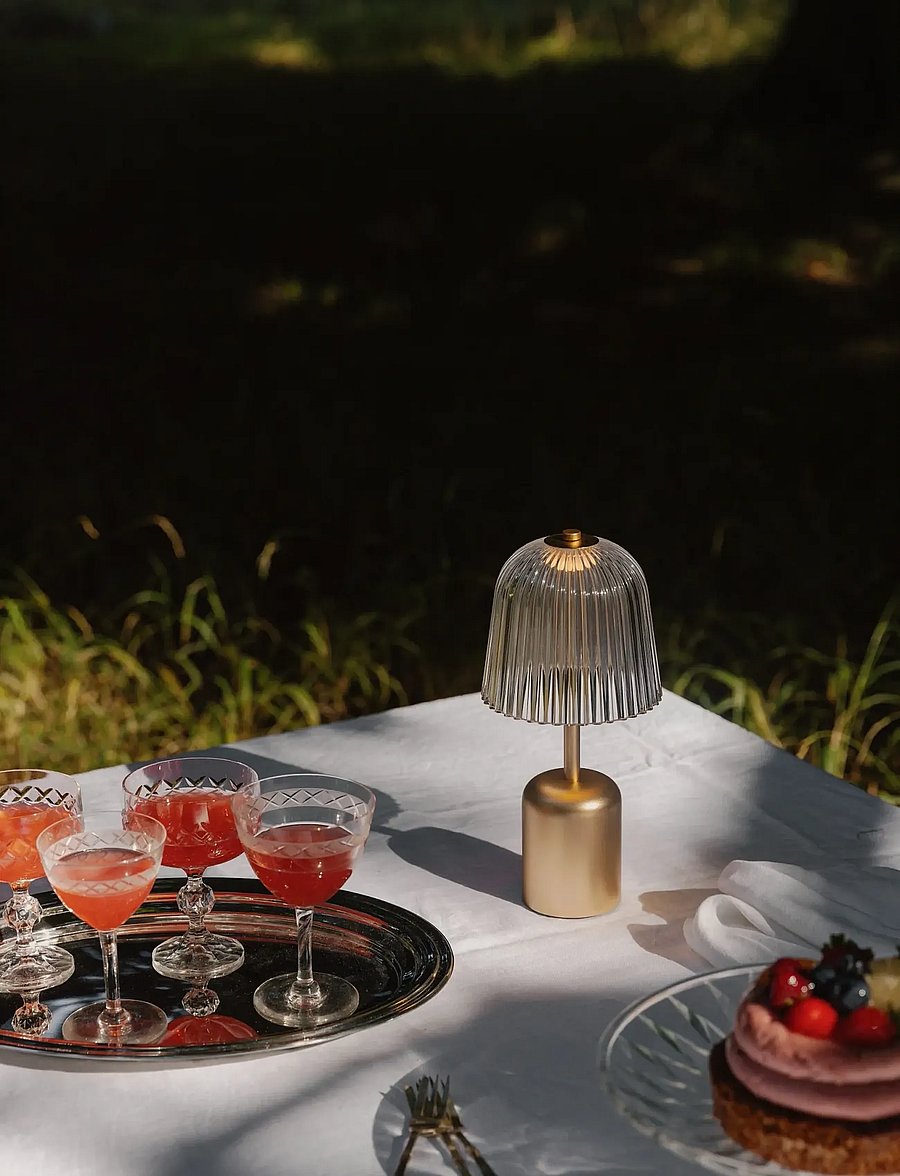 Nuura - Asteea Table Portable - kaasaskantavad lambid - satin brass/ripple glass - 5