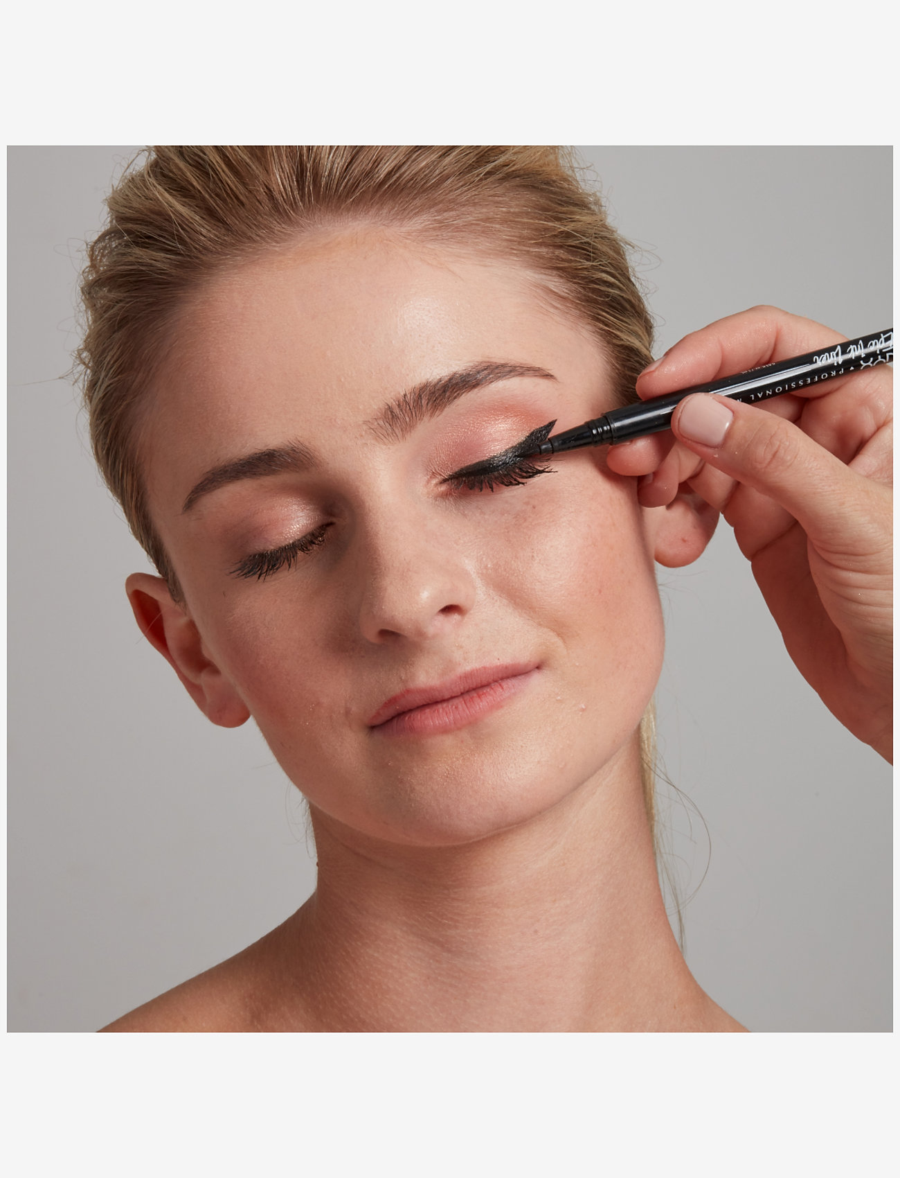 NYX Professional Makeup - NYX Professional Makeup, Epic Ink Liner, waterproof liquid eyeliner, 01 Black, 1ml - smink - black - 5