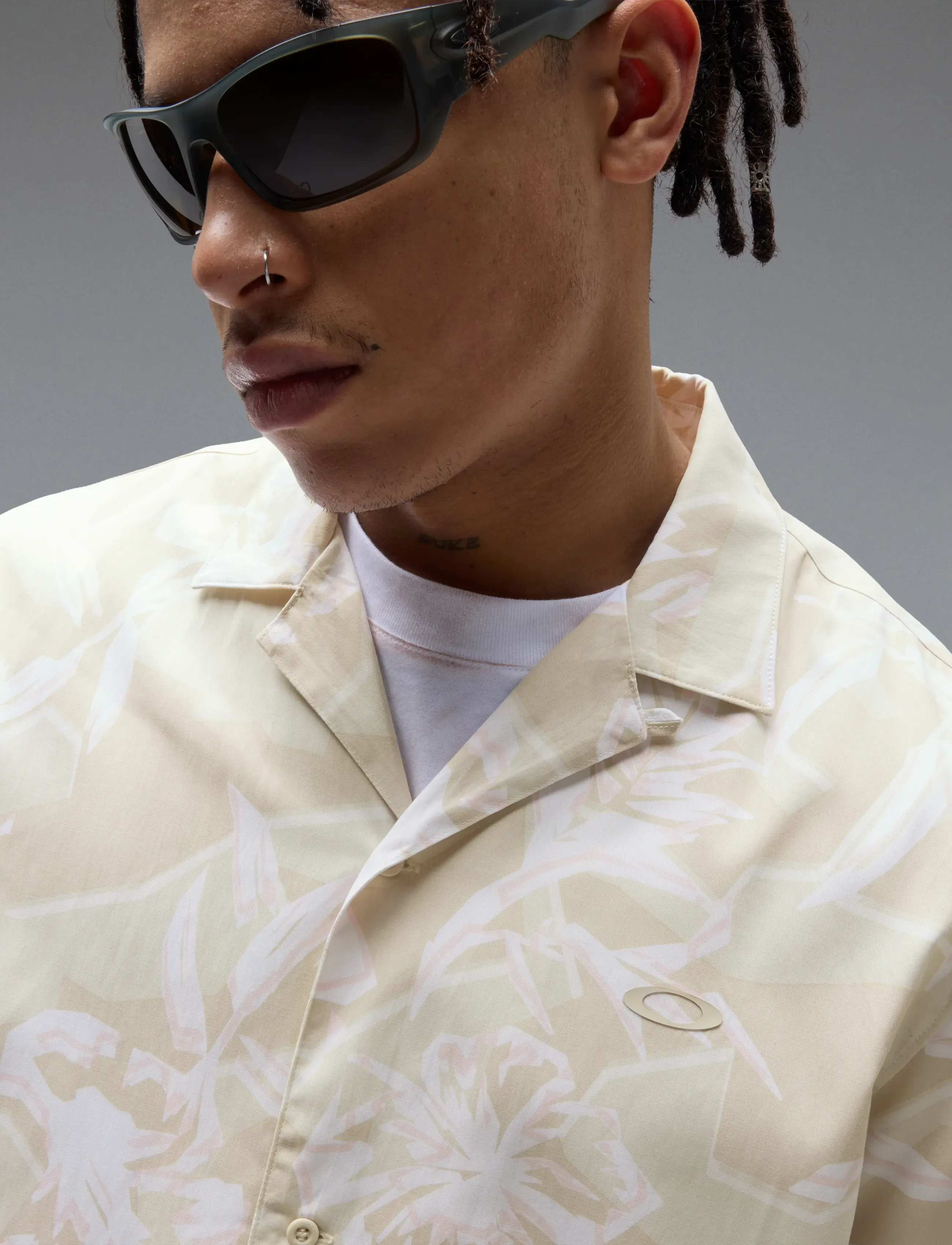 OAKLEY HIBISCUS BREEZE SHIRT - Gemusterte Hemden - CAMO HIBISCUS MIST / beige