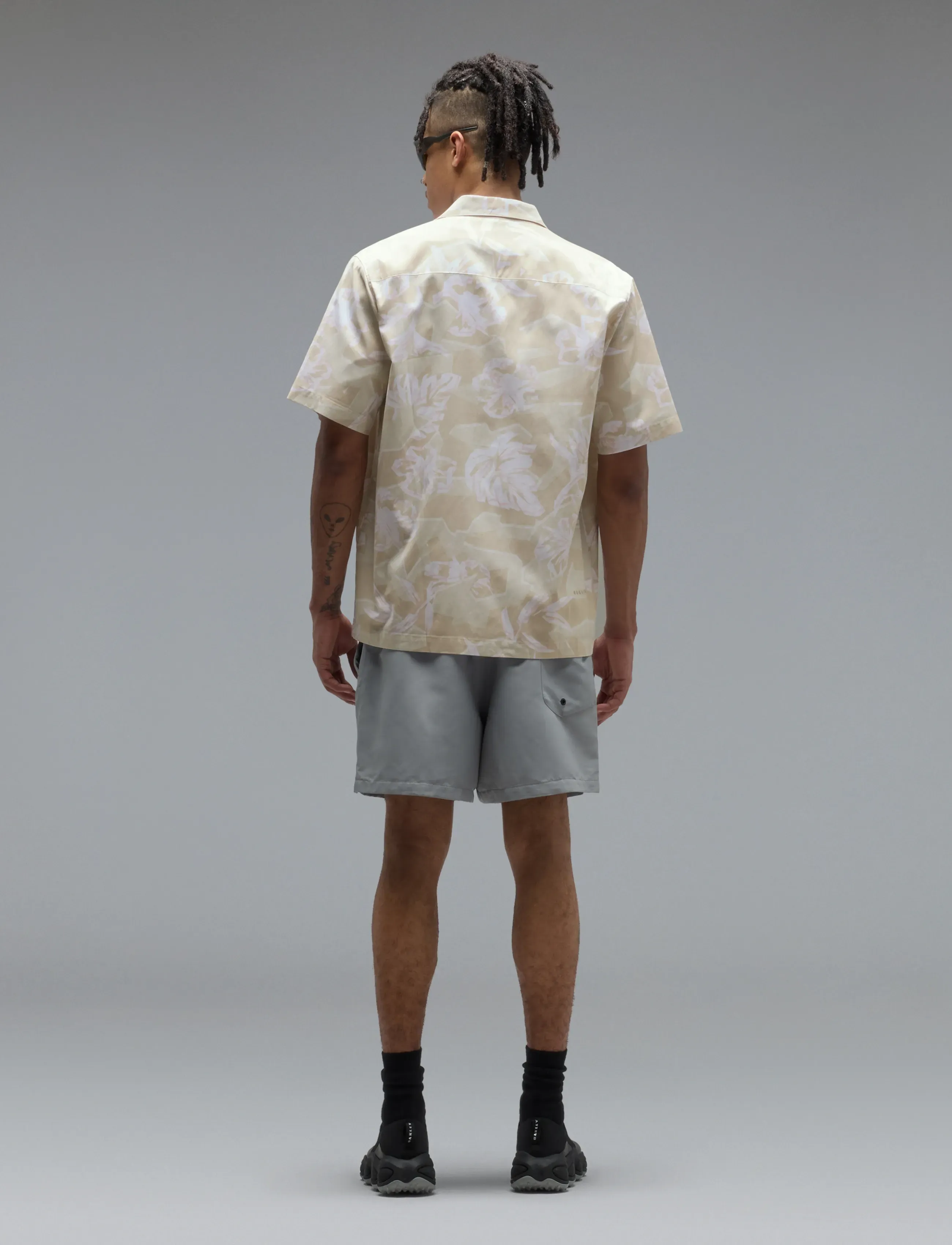 OAKLEY - HIBISCUS BREEZE SHIRT - mønstrede skjorter - camo hibiscus mist - 3