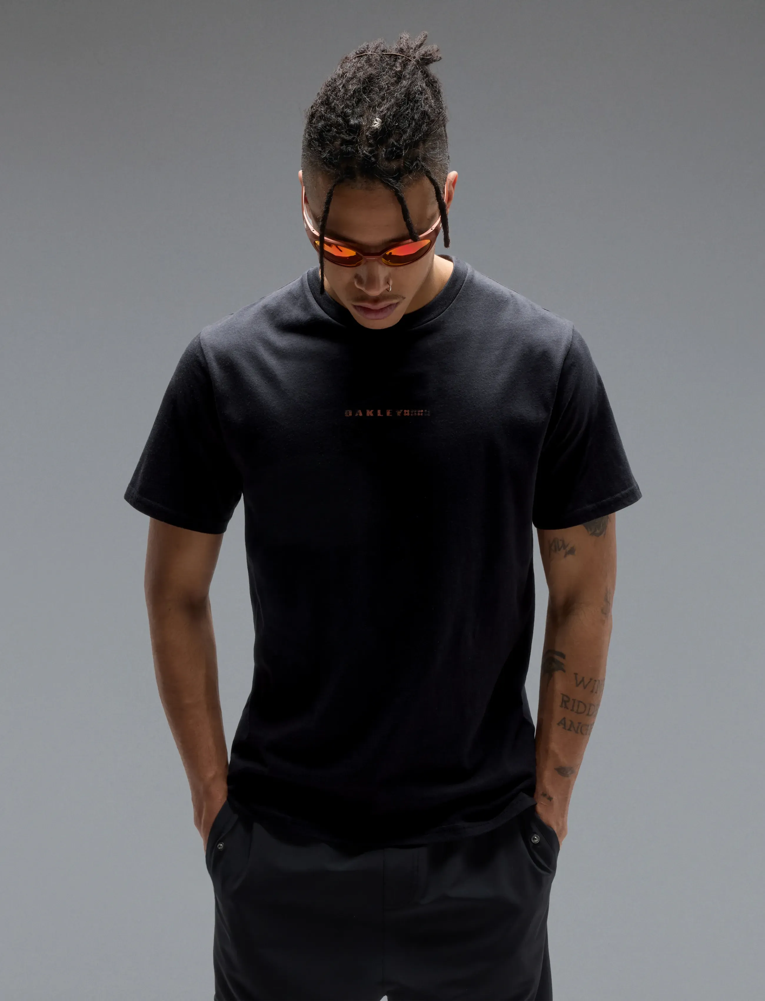 OAKLEY - FUTURESCAPE LOGO HIBISCUS TEE - sportstoppe - pitch black - 3