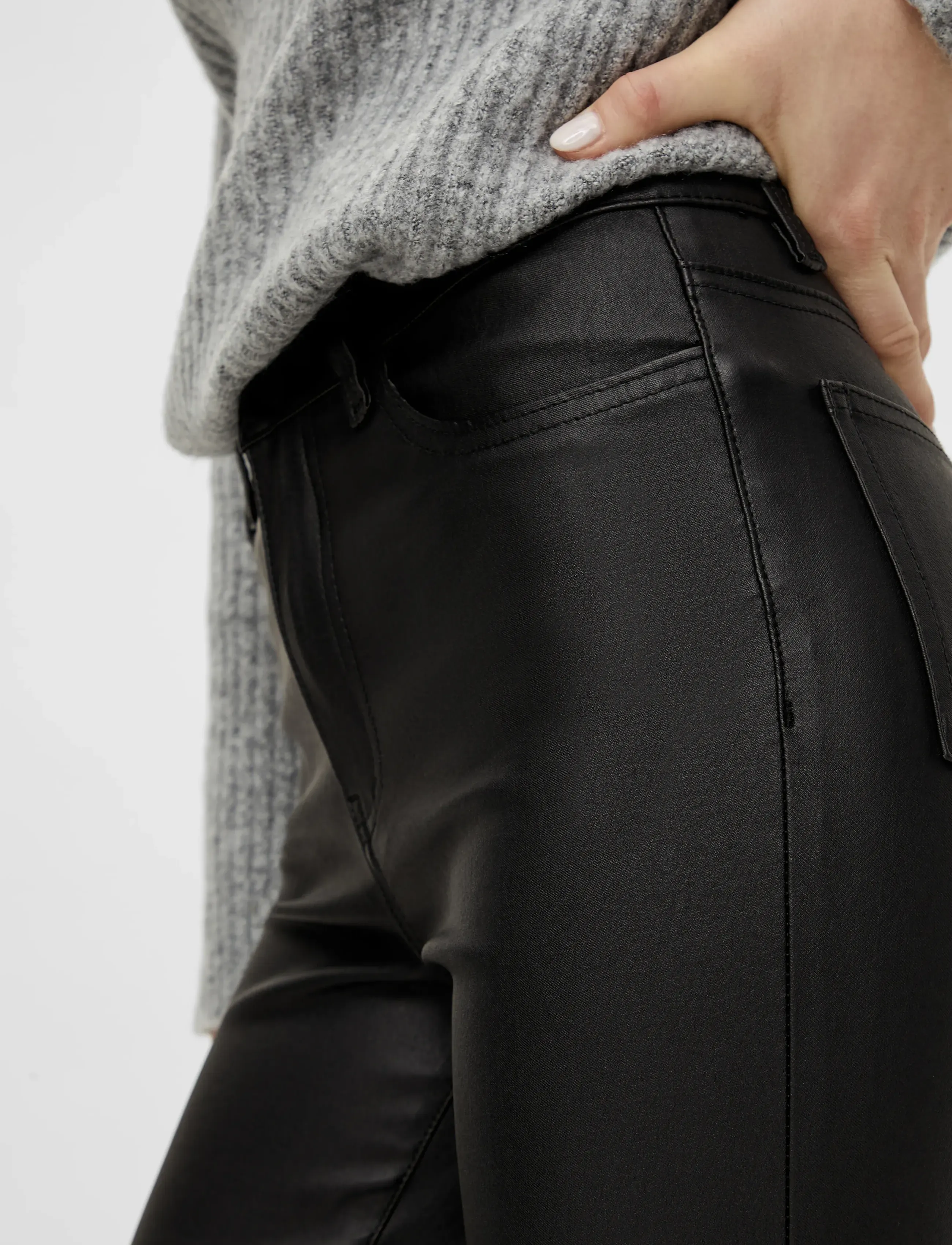 Object - OBJBELLE MW 7/8 COATED FLARED PANTS DIV - flared jeans - black - 5