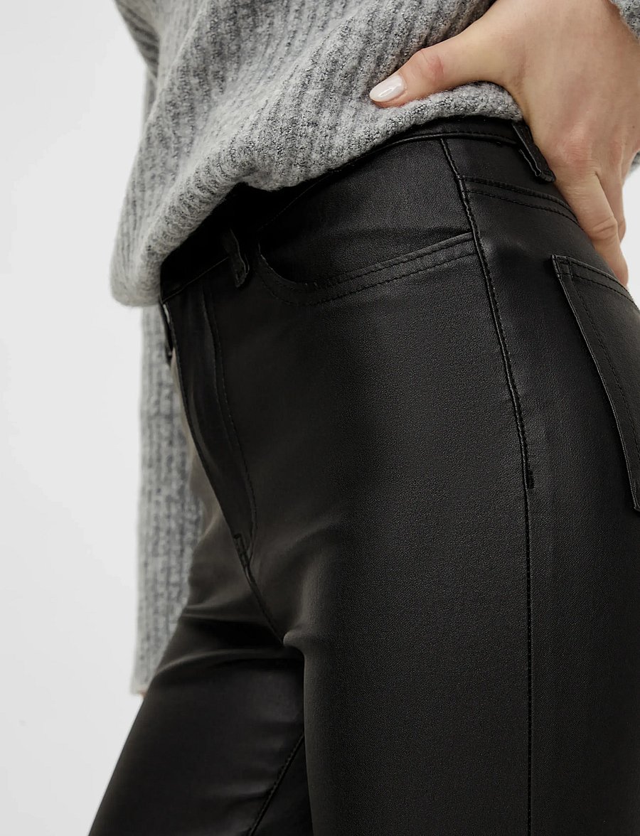 Object - OBJBELLE MW 7/8 COATED FLARED PANTS DIV - Útvíðar gallabuxur - black - 5