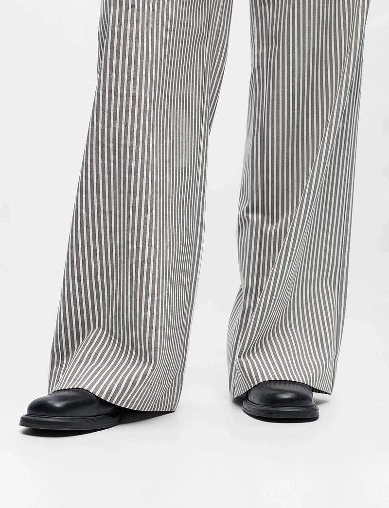 Object - OBJLISA WIDE PANT AOP NOOS - hosen mit weitem bein - cloud dancer - 3